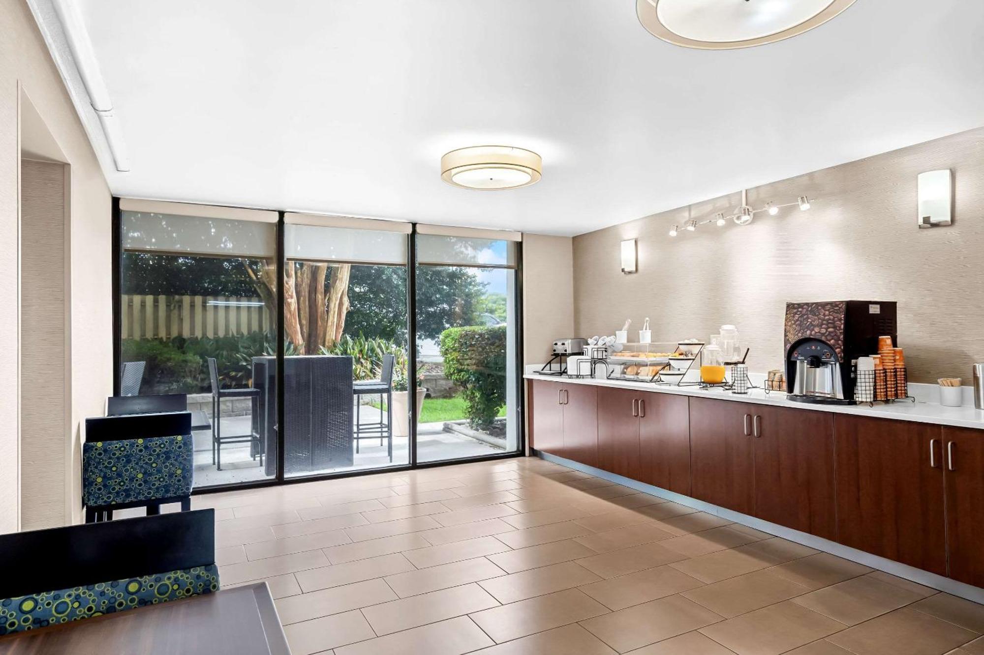 Comfort Inn University Wilmington Bagian luar foto