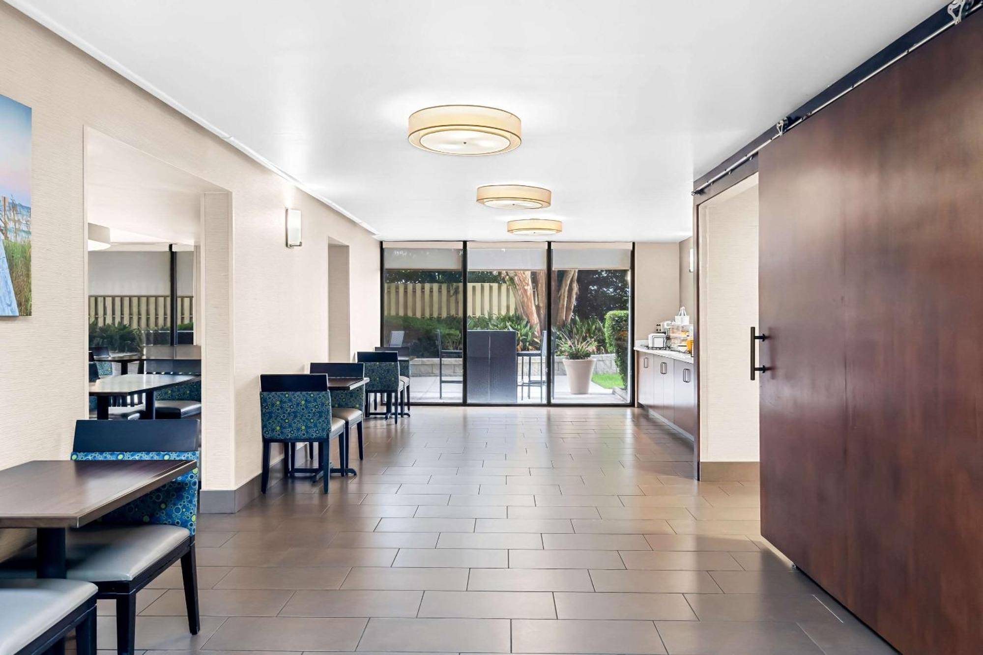 Comfort Inn University Wilmington Bagian luar foto